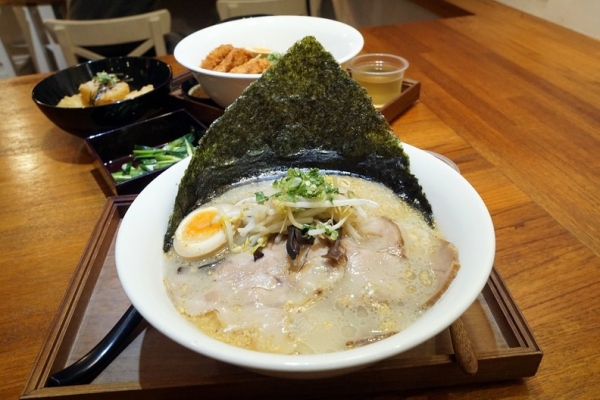 [邀稿][花蓮]倉麵屋-豚骨湯頭濃淡得宜 好喝不重鹹 豬排皮酥不油膩 小菜很得我心啊 @跳躍的宅男