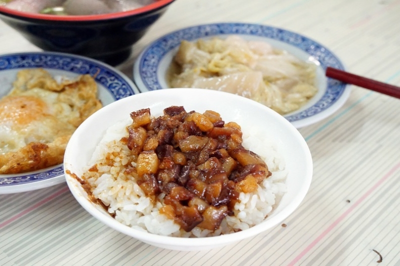 [花蓮吉安早餐]台南阿忠虱目魚-油脂豐厚肉燥飯配新鮮乾煎魚腸 再來碗鮢過魚湯 真的是太美妙了啦 @跳躍的宅男