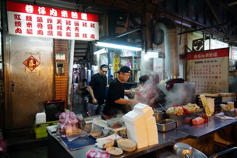 [台北捷運松山新店線景美站]景美夜市 巷仔內米粉湯-天婦羅乾酥又好吃，湯頭味道好好唷!! @跳躍的宅男