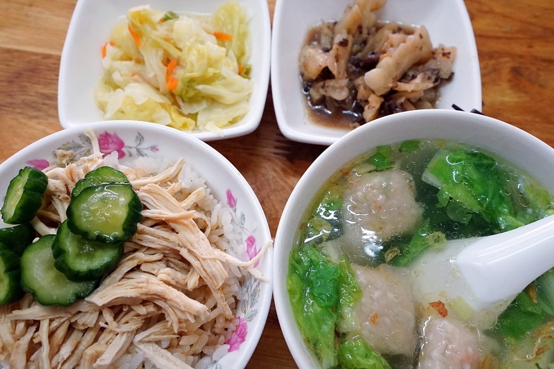 [花蓮市]趙家小吃-清粥小菜早午餐 我喜歡他們的雞肉飯，再來一碗燕丸湯 吃完好舒服唷! @跳躍的宅男