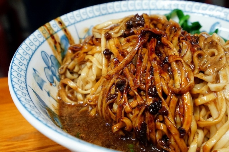 [台北捷運淡水信義線圓山站]老麵店-獨特四醬麵飄香70年，肉骨湯清甜真好喝，滷味更是讚啊! @跳躍的宅男