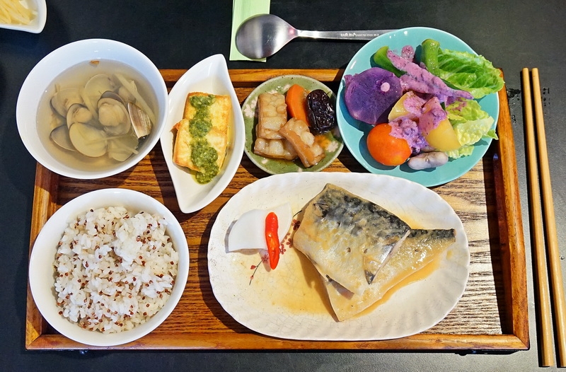 [花蓮鳳林美食]青輕慢食-味噌鯖魚好好吃，份量足味道好，吃得我不禁嘴角上揚啊，值得再來的店 @跳躍的宅男