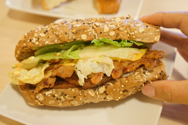 [花蓮美食]早餐優選-雜糧麵包搭滷汁燒肉 一吃我就喜歡 而且麵包選擇多樣 我下次還想來再吃 @跳躍的宅男