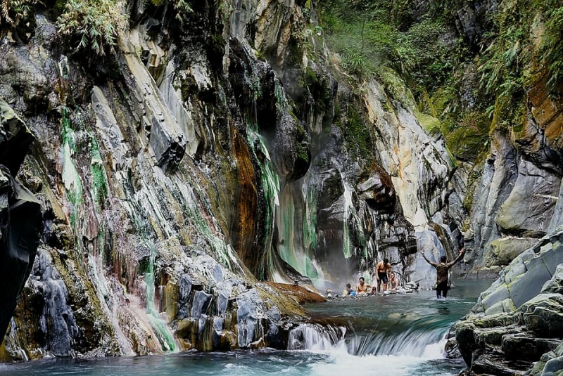[台東景點推薦]栗松溫泉-如翡翠寶石般佇立於溪谷之中 此生必去景點 台灣最美野溪溫泉
