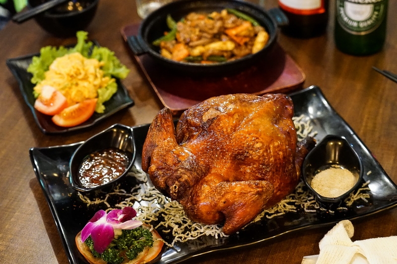 [花蓮美食]貨櫃屋台灣料理-黃金脆皮雞必點!酸菜白肉鍋料多味美 C/P值好高 真是朋友聚會小酌的好去處 @跳躍的宅男