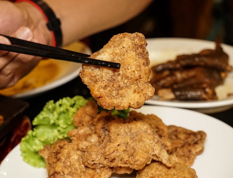 [花蓮美食]新寶商號海鮮熱炒-大推化口藥膳雞腳 第一次吃到不用喝用炸的藥膳排骨 開到凌晨1點 宵夜晚餐小酌好選擇 @跳躍的宅男