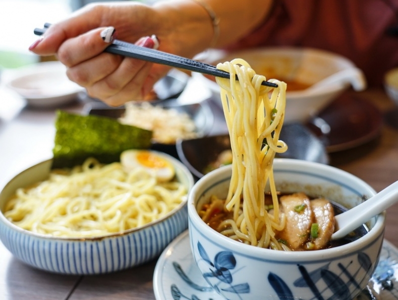 [台北捷運美食]玩笑亭拉麵  台灣限定口味拉麵 黑蒜香油叉燒沾麵超對我的味 信義ATT4FUN @跳躍的宅男