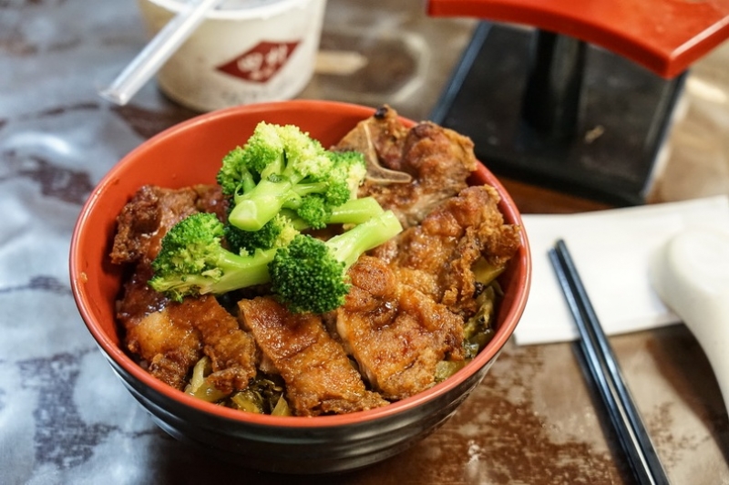 [花蓮美食]小吃控衝一波 花蓮這間古早味排骨飯  香氣四溢 鮮嫩多汁讓人停不下筷子  搭配酸菜才是王道 田村壽司 @跳躍的宅男