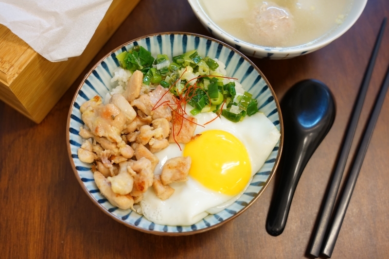 [花蓮美食]飯人餐車RiceMan-蔥油雞飯 炸醬飯好合我的味，讓我忍不住連吃了2碗啊! @跳躍的宅男