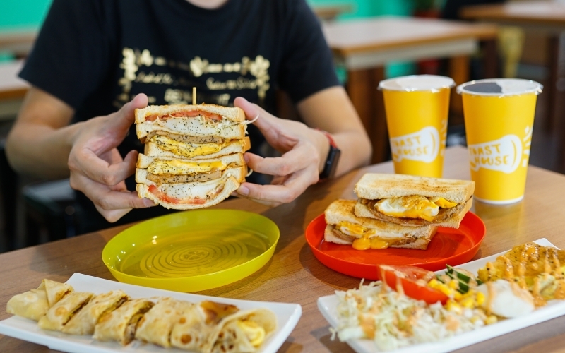 [花蓮美食]多士號-招牌肉蛋吐司真好吃  早上7點就吃得到 全天候提供外送服務 還有嫩煎辣雞總匯 鐵板麵 蛋餅  花蓮早餐推薦 @跳躍的宅男